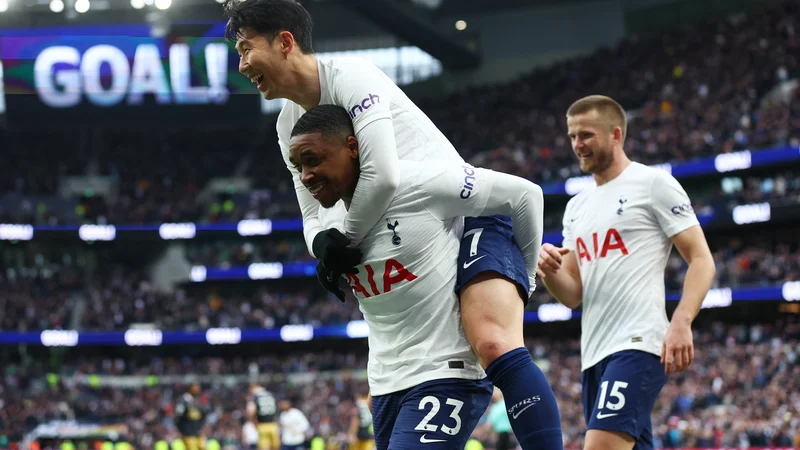 Fotografija: Steven Bergwijn in Son Heung Min (zgoraj) proslavljata na tekmi z Newcastlom. FOTO: David Klein/Reuters
