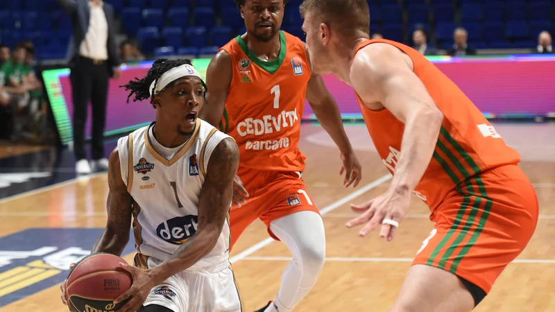 Fotografija: Edo Murić in Yogi Ferrell (v oranžnem dresu) med dvobojem v Podgorici. FOTO: SC Derby/ABA