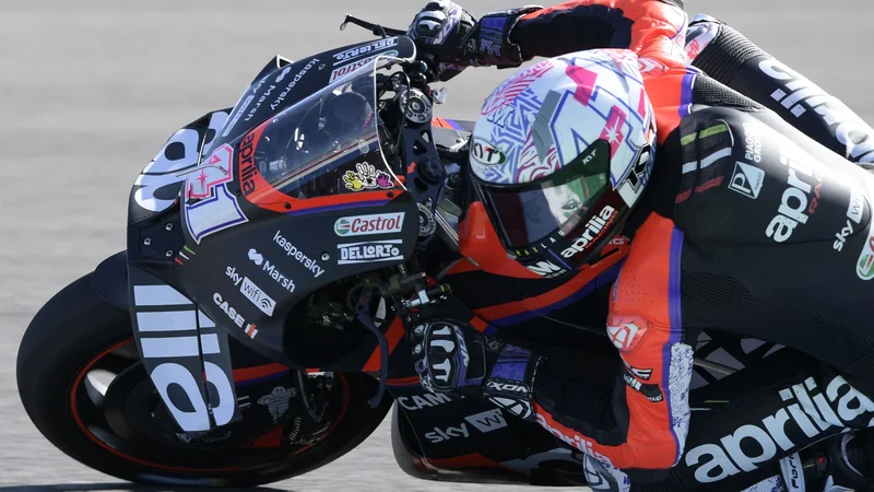 Fotografija: Aleix Espargaro med ogrevanjem v Argentini. FOTO: Juan Mabromata/AFP