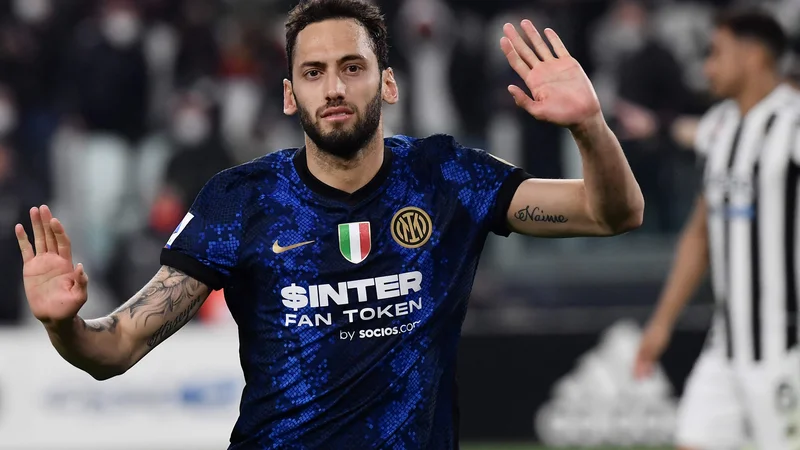 Fotografija: Hakan Calhanoglu je z enajstmetrovko odločil veliki italijanski obračun v Torinu. FOTO: Filippo Monteforte/AFP