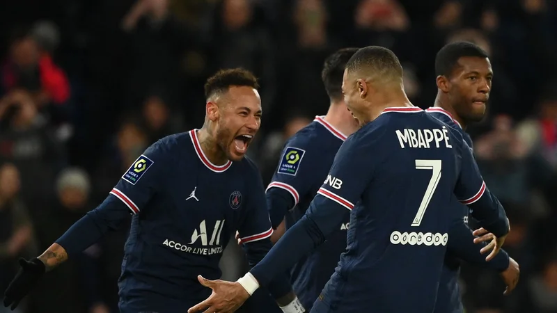 Fotografija: Neymar (levo) in Kylian Mbappe proslavljata med nedeljsko tekmo v Parizu. FOTO: Franck Fife/AFP
