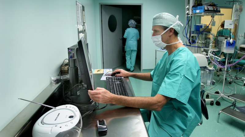 Fotografija: Lani so anesteziologi opravili 35.841 obravnav. Manjše število je bilo zgolj na račun odložljivih (elektivnih) posegov, zagotavlja doc. dr. Peter Poredoš. FOTO: Jure Eržen/DELO
