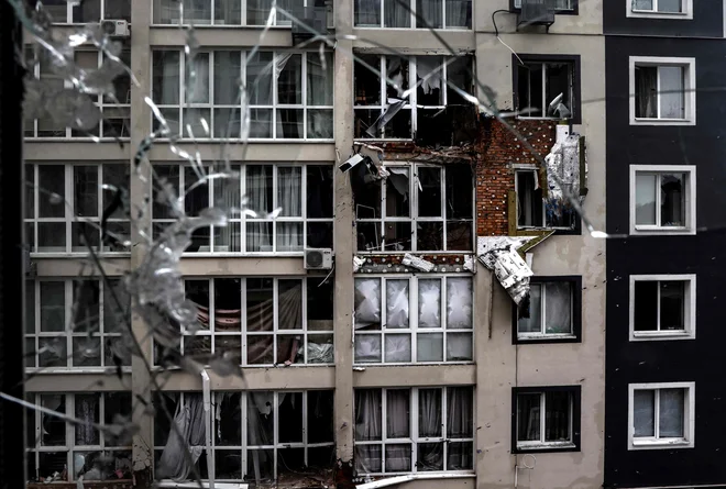 Uničena stanovanjska zgradba v Buči. FOTO: Ronaldo Schemidt/AFP
