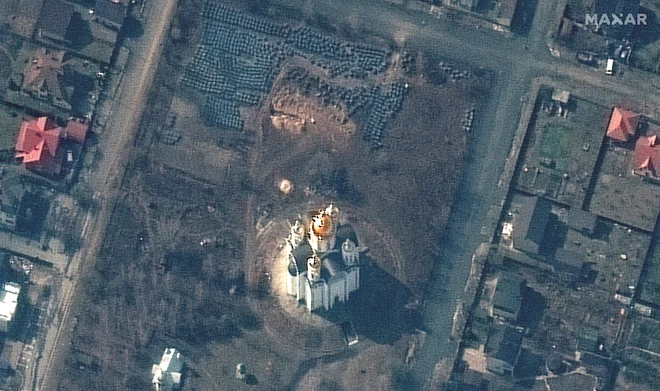 Satelitski posnetek Buče razkriva domnevno množično grobišče, ki po ocenah meri nekaj manj kot 14 metrov. FOTO: Maxar Technologies via Reuters
