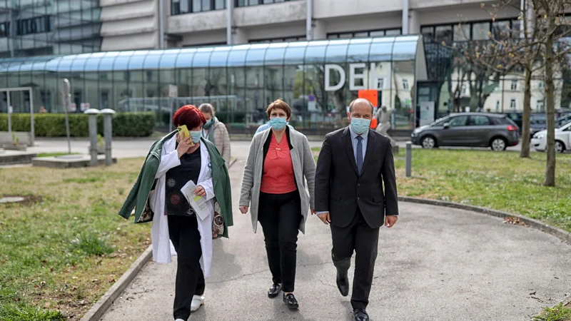 Fotografija: Minister za zdravje Janez Poklukar je po obisku Onkološkega inštituta napovedal nadgradnjo stavbe H in gradnjo stolpiča R za njo. Foto Blaž Samec