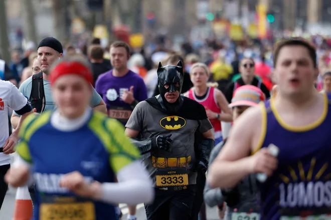 Tekač, oblečen v Batmana, tekmuje na polmaratonu London Landmarks 2022. Foto: Tolga Akmen/Afp
