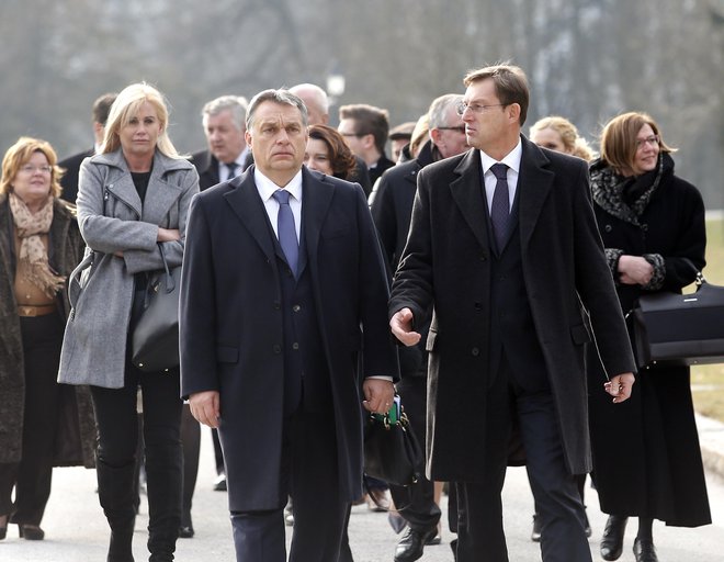 Moža včasih spremlja tudi na službenih poteh, z njim je bila na primer pred šestimi leti, ko je Viktor Orbán obiskal takratnega slovenskega kolega Mira Cerarja (Anikó Lévai je na fotografiji prva z desne). FOTO: Aleš Černivec/Delo
