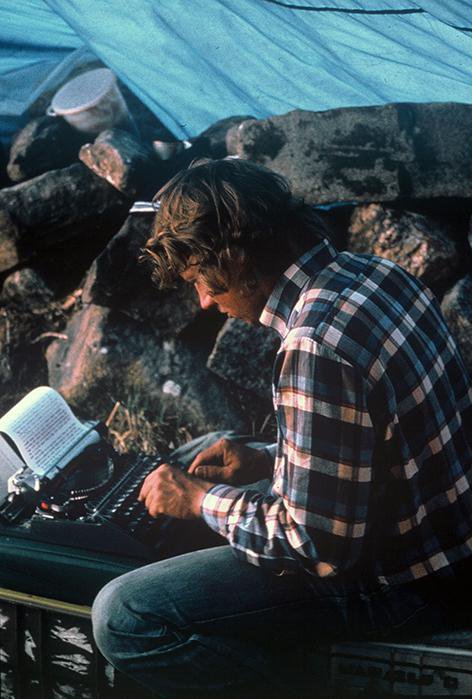 Spomladi leta 1983 se je Nejc Zaplotnik pripravljal v baznem taboru pod Manaslujem, da spleza na svoj četrti osemtisočak po novi smeri, medtem pa je tipkal roman in prvo časopisno reportažo, je mogoče izvedeti ob razstavi Himalajski plezalci pišejo brez rokavic.FOTO: Viki Grošelj