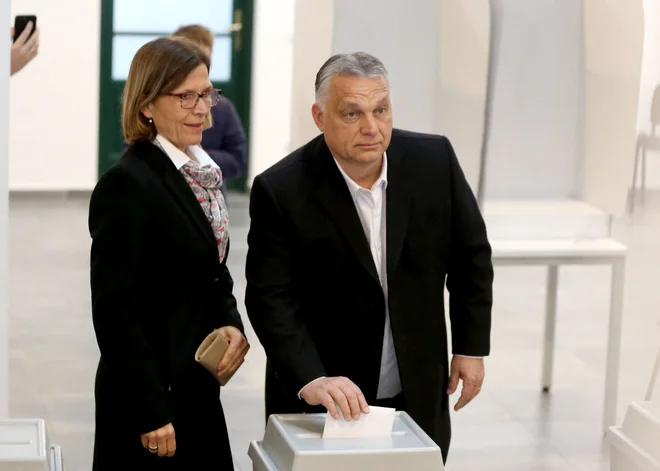 Verjetno se ni treba vprašati, katero stranko je v nedeljo volila&nbsp;Anikó Lévai (desno njen mož, nekdanji, sedanji in prihodnji madžarski premier&nbsp;Viktor Orbán). FOTO: Ferenc Isza/Afp
