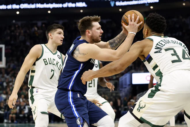 Luka Dončić z žogo) je bil neulovljiv tudi za Giannisa Antetokounmpa (desno). FOTO: Jeff Hanisch/USA Today Sports
