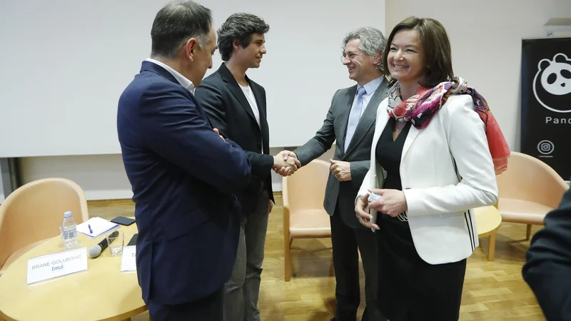 Fotografija: Medsebojnim zapletanjem glede vročega krompirja, po kakšni formuli bodo ob neopuščenih mandatarskih ambicijah Tanje Fajon, določili mandatarja v primeru zmage na volitvah, se izogibajo. FOTO: Leon Vidic