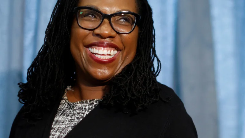 Fotografija: Ketanji Brown Jackson se je po včerajšnji potrditvi v pristojnem senatnem odboru močno približala imenovanju na vrhovno sodišče.
Foto Jonathan Ernst/Reuters