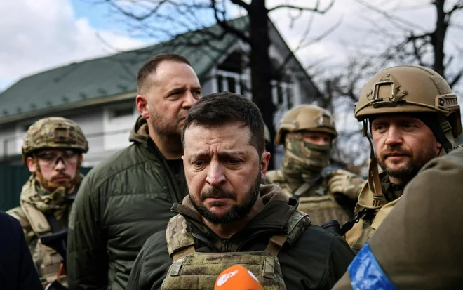 Ukrajinski predsednik Volodimir Zelenski govori z novinarji v Buči. FOTO: Ronaldo Schemidt/AFP
