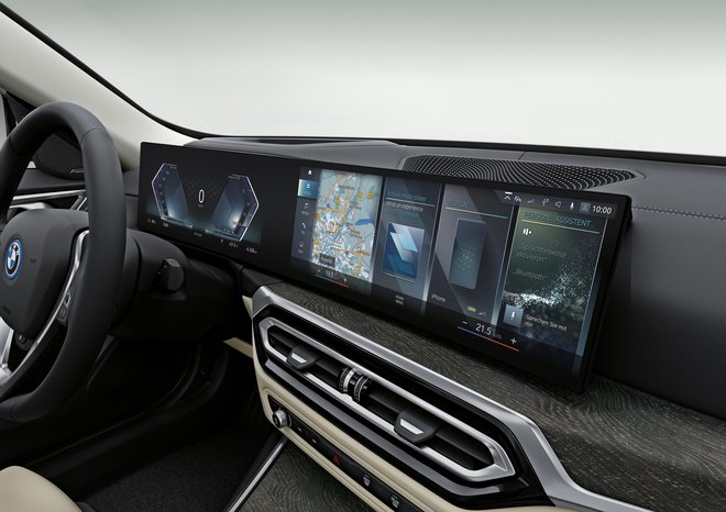 Najbolj opazna novost je ukrivljen zaslon, ki sega čez večji del armaturne plošče.

FOTO: BMW

