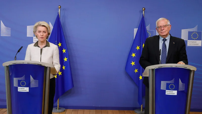 Fotografija: Ursula von der Leyen in Josep Borrell. FOTO: Stephanie Lecocq/AFP