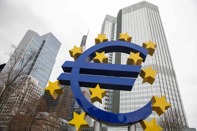 ECB dela prve korake k bolj omejevalni denarni politiki. FOTO: Andre Pain/AFP
