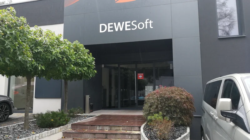 Fotografija: Dewesoft odpira vrata beguncem iz Ukrajine. FOTO: Osebni arhiv