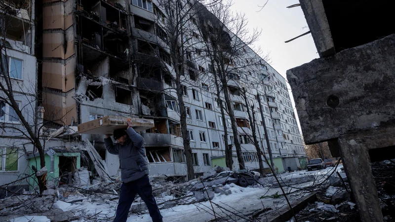 Fotografija: Vse bolj jasno postaja, da bo vojaški konflikt pustil posledice v gospodarski aktivnosti. FOTO: Thomas Peter/Reuters
