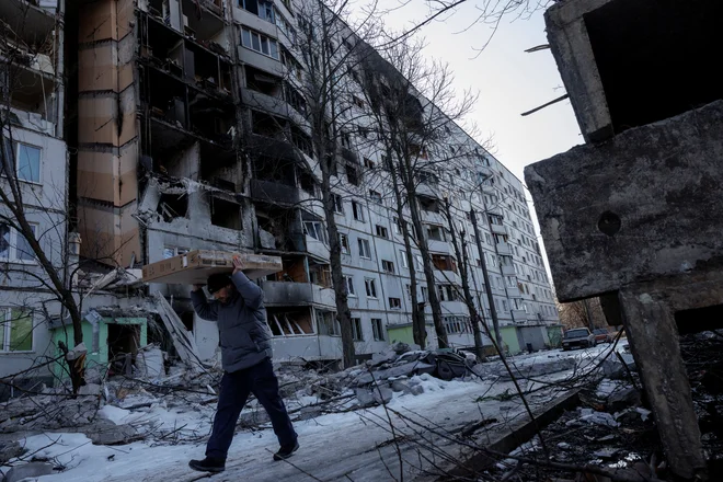 Vse bolj jasno postaja, da bo vojaški konflikt pustil posledice v gospodarski aktivnosti. FOTO: Thomas Peter/Reuters
