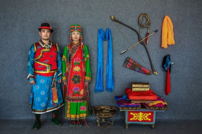 Posamezniki, ki pozirajo v tradicionalnih opravah, so pravzaprav reducirani na enako simbolno raven kot precizno razpostavljeni &shy;rekviziti, oboje je relikt preteklih časov. FOTO: Li Yushan
