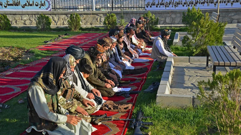 Fotografija: Kitajska si želi biti v Afganistanu korak pred drugimi in ta korak bi lahko bil skorajšnje priznanje talibske vlade. FOTO: Ahmad Sahel Arman/AFP