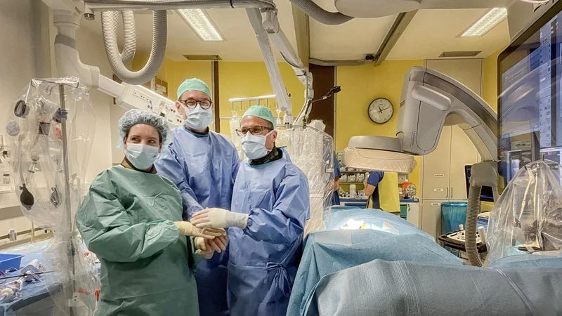 Fotografija: Varno perkutano vstavitev sponke TriClip je izvedel strokovni tim pod vodstvom prof. Matjaža Bunca. FOTO: UKC Ljubljana