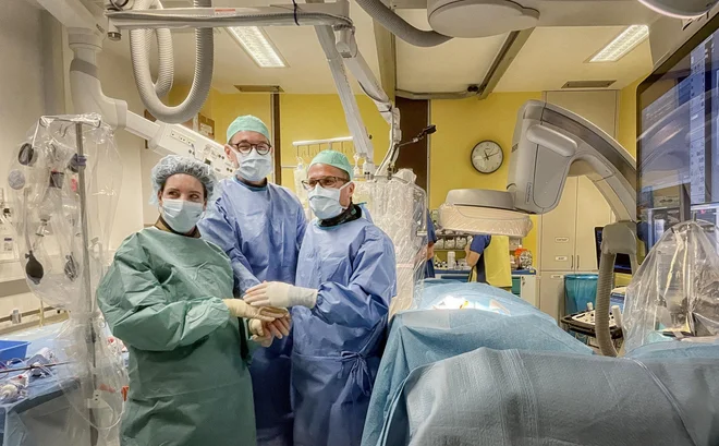 Varno perkutano vstavitev sponke TriClip je izvedel strokovni tim pod vodstvom prof. Matjaža Bunca. FOTO: UKC Ljubljana
