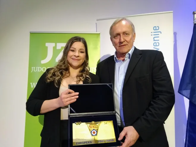Otto Kneitinger, začasni predsednik Evropske judoistične zveze, je izročil posebno priznanje Tini Trstenjak. FOTO: Miha Šimnovec
