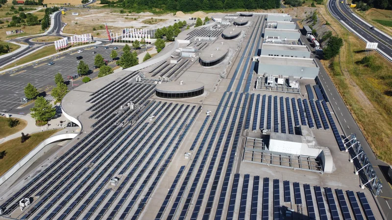 Fotografija: Podjetje Moja elektrarna se ukvarja z oddajanjem sončnih modulov v najem vlagateljem, za kar ponuja nadpovprečne obresti. Na fotografiji je sončna elektrarna SE Novo mesto Q1, na kateri je mogoče najeti sončne module. V enem letu proizvede 540.000 kWh električne energije, izpuste CO2 pa v primerjavi s proizvodnjo iste količine električne energije s kurjenjem lignita v termoelektrarni zmanjša za 350 ton. FOTO: Moja elektrarna
