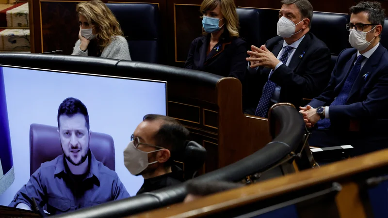 Fotografija: Ukrajinski predsednik Volodimir Zelenski nagovarja parlamente zavezniških držav. FOTO: Juan Medina/Reuters