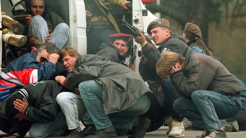 Fotografija: Ta fotografija je bila posneta na današnji dan natanko pred 30 leti, ko so srbski ostrostrelci streljali na množico demonstrantov za mir. Foto: Mike Persson/AFP
