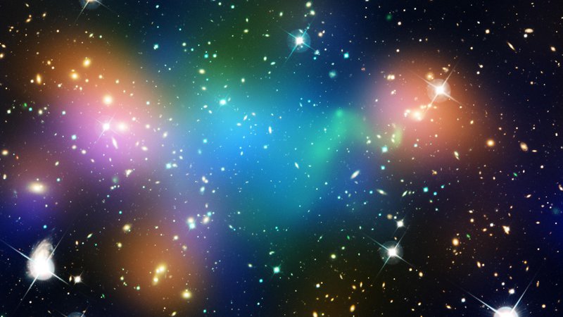 Fotografija: V jatah galaksij je nevidna temna snov, širjenje vesolja pa poganja še bolj skrivnostna temna energija. Na fotografiji je jata galaksij Abell 520, ki je od nas oddaljena 2,4 milijarde svetlobnih let. FOTO: Nasa, Esa

