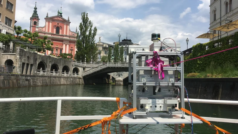 Fotografija: Raziskovalci so senzorje, s katerimi razvijajo računalniški vid, preizkusili na Ljubljanici. Zapluli so tudi v središče mesta. Upali so na čim večjo gnečo, da bi senzorje kar se da dobro testirali. FOTO: arhiv Fakultete za elektrotehniko
