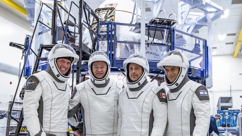 Fotografija: Larry Connor, Michael López-Alegría, Mark Pathy in Eitan Stibbe se bodo na postajo popeljali s Spacexovim dragonom. FOTO: Spacex