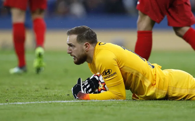 Jan Oblak ob dobro postavljeni obrambi Atletica ni imel veliko dela v Manchestru, kjer je Atletico marca v osmini finala izločil velikega rivala aktualnih&nbsp;angleških prvakov&nbsp;Man. United.&nbsp;FOTO: Craig Brough/Reuters

