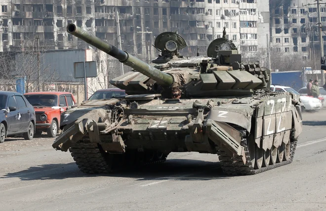 Tank proruskih borcev v Mariupolju. FOTO: Alexander Ermochenko/Reuters
