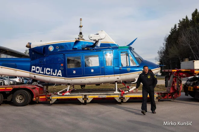 Čeprav je bil tehnični del prevoza »upokojenega« policijskega helikopterja, AB 212 S5-HPB brezhiben, tega ni moč reči za čustveni del, ki se je dotaknil ljudi. FOTO: Mirko Kunšič
