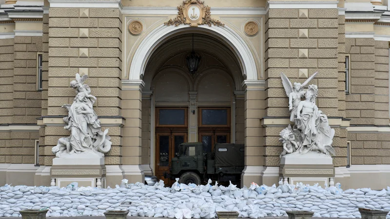 Fotografija: Pred operno in baletno hišo so branilci postavili barikade. FOTO: Reuters