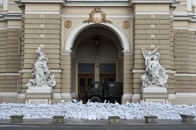Pred operno in baletno hišo so branilci postavili barikade. FOTO: Reuters
