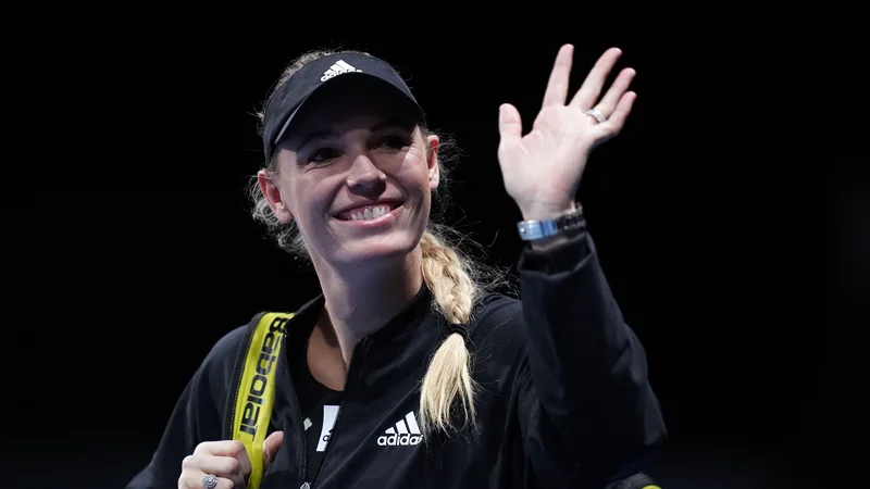 Fotografija: Caroline Wozniacki pozdravlja gledalce ob prihodu na igrišče v Koebenhavnu. FOTO: Liselotte Sabroe/AFP