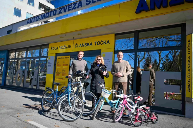 Anita Ogulin, predsednica Zveze prijateljev mladine Ljubljana Moste - Polje, s predsednikom Avto-moto zveze Slovenije Andrejem Brglezom in generalnim sekretarjem mag. Juretom Kostanjškom. FOTO: AMZS
