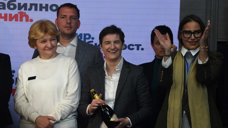 Fotografija: Predsednica srbske vlade Ana Brnabić (v sredini) meni, da bi bilo novo letališče dobro za vse, za BiH, Republiko Srbsko, Črno goro in Hrvaško.

Foto Elvis Barukčić/AFP

