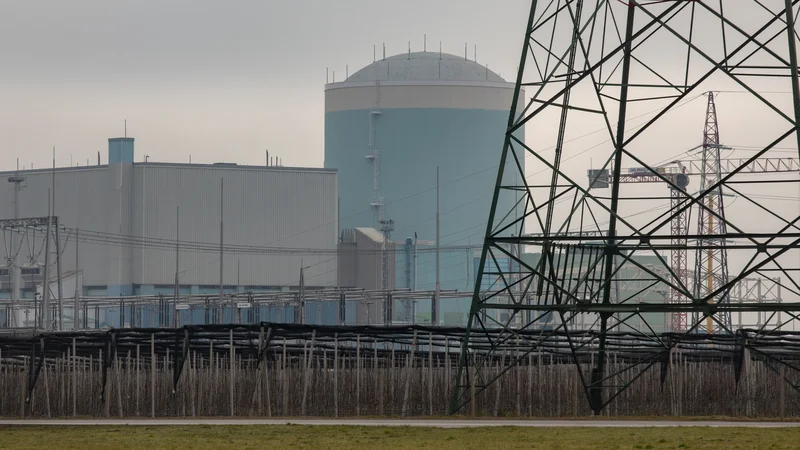 Fotografija: Zdravstvene posledice zaradi vdihavanja izpustov iz termoelektrarn na premog so velike, število smrtnih žrtev v slovenskih premogovnikih po drugi svetovni vojni presega 30, zaradi slovenskih hidroelektrarn pa deset. Kot posledica delovanja jedrske, vetrnih in sončnih elektrarn pri nas ni evidentiranih smrtnih žrtev. FOTO: Voranc Vogel/Delo