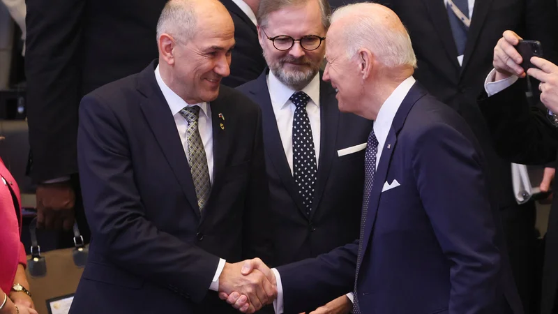Fotografija: Vojna v Ukrajini je zbližala predsednika vlade Janšo in ameriškega predsednika Bidna, Janševo tvitanje o najšibkejšem ameriškem predsedniku je pozabljeno. Foto Evelyn Hockstein/AFP