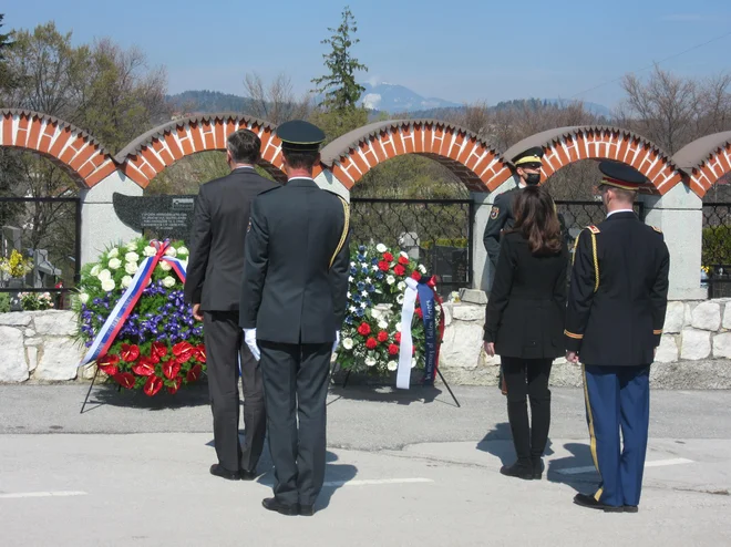 Veleposlanica ZDA v Sloveniji Jamie Lindler Harpootlian in predsednik Republike Slovenije Borut Pahor sta ob današnjem dogodku pozvala k takojšnji ustavitvi vojne v Ukrajini. FOTO: Špela Kuralt/Delo
