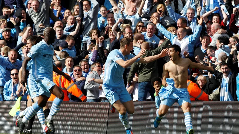 Fotografija: Gol Sergia Agüera (desno) je povzročil eksplozijo navdušenja na štadionu Etihad, medtem ko je na razplet tekme v Sunderlandu čakal mestni tekmec Manchester United, ki bi v primeru remija med Cityjem in QPR osvojil naslov. FOTO: Darren Staples/Reuters