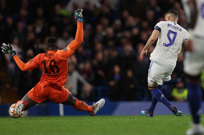 Karim Benzema je izkoristil napako Edouarda Mendyja za hat-trick. FOTO: Adrian Dennis/AFP

