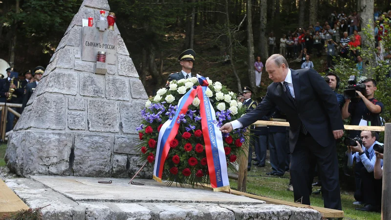 Fotografija: Slovesnosti ob Ruski kapelici se je leta 2016 udeležil tudi ruski predsednik Vladimir Putin. Letos slovesnosti ni pričakovati. FOTO: Tomi Lombar/Delo