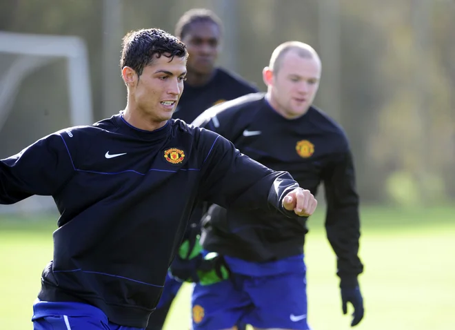 Cristiano Ronaldo in Wayne Rooney oktobra 2008 na treningu Manchester Uniteda&nbsp;pred tekmo lige prvakov s Celticom.&nbsp;FOTO: Nigel Roddis/Reuters
