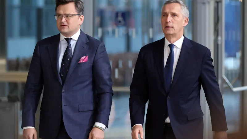 Fotografija: Vodja ukrajinske diplomacije Dmitro Kuleba in generalni sekretar Nata Jens Stoltenberg včeraj v Bruslju. FOTO: François Walschaerts/AFP
